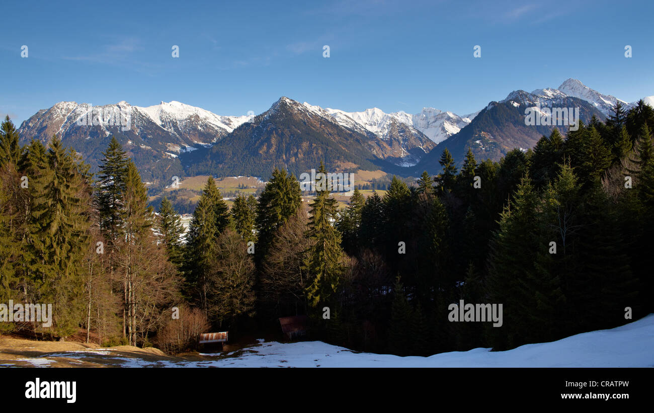 Cime coperte di neve in Algovia orientale delle Alpi Foto Stock