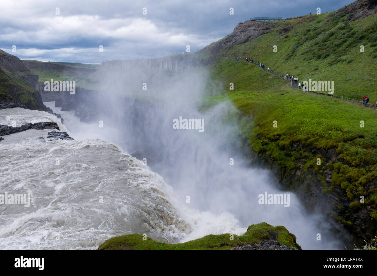 Turisti alla cascata di Gullfoss, Islanda, Europa Foto Stock