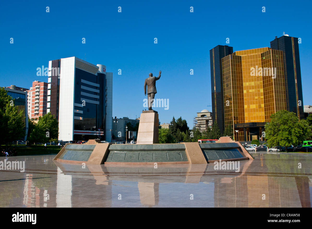 Edifici moderni con una statua, Baku, Azerbaijan, Medio Oriente Foto Stock