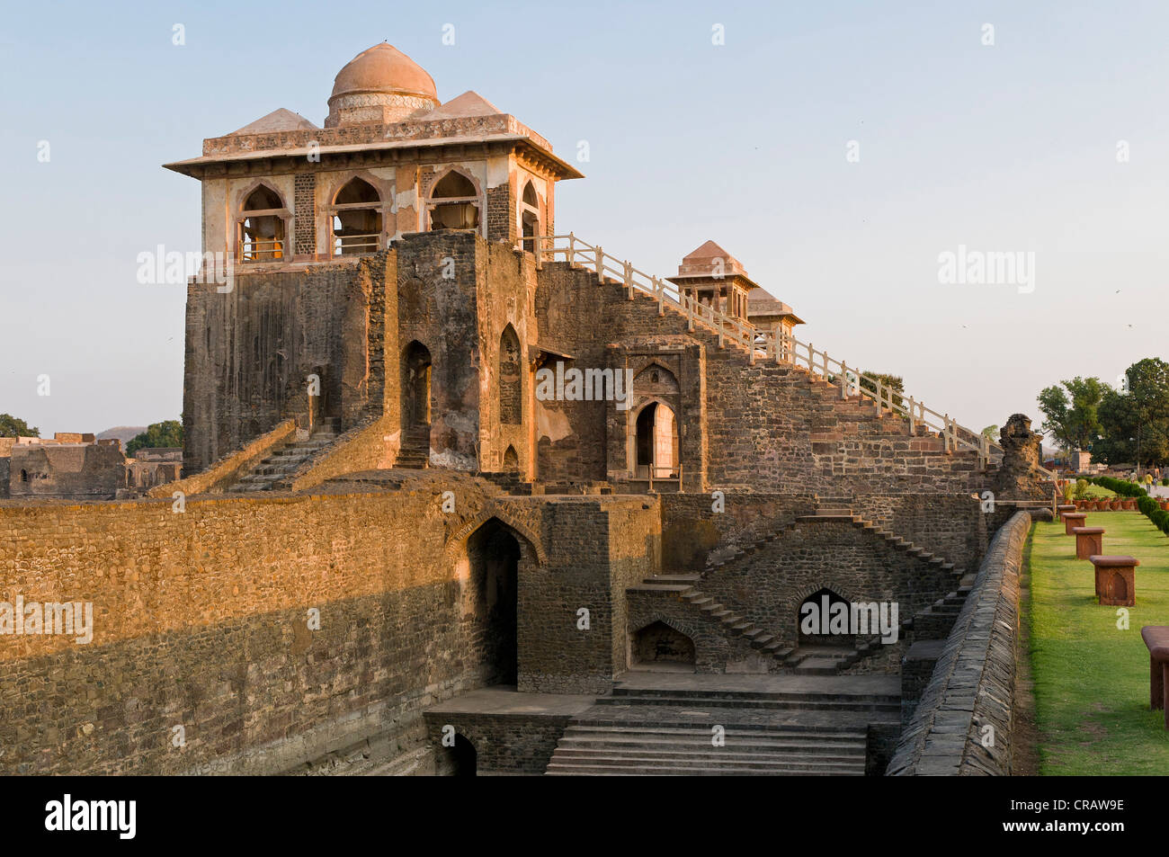 A jahats Mahal Palace, la rovina della città di Mandu, Madhya Pradesh, India settentrionale, Asia Foto Stock