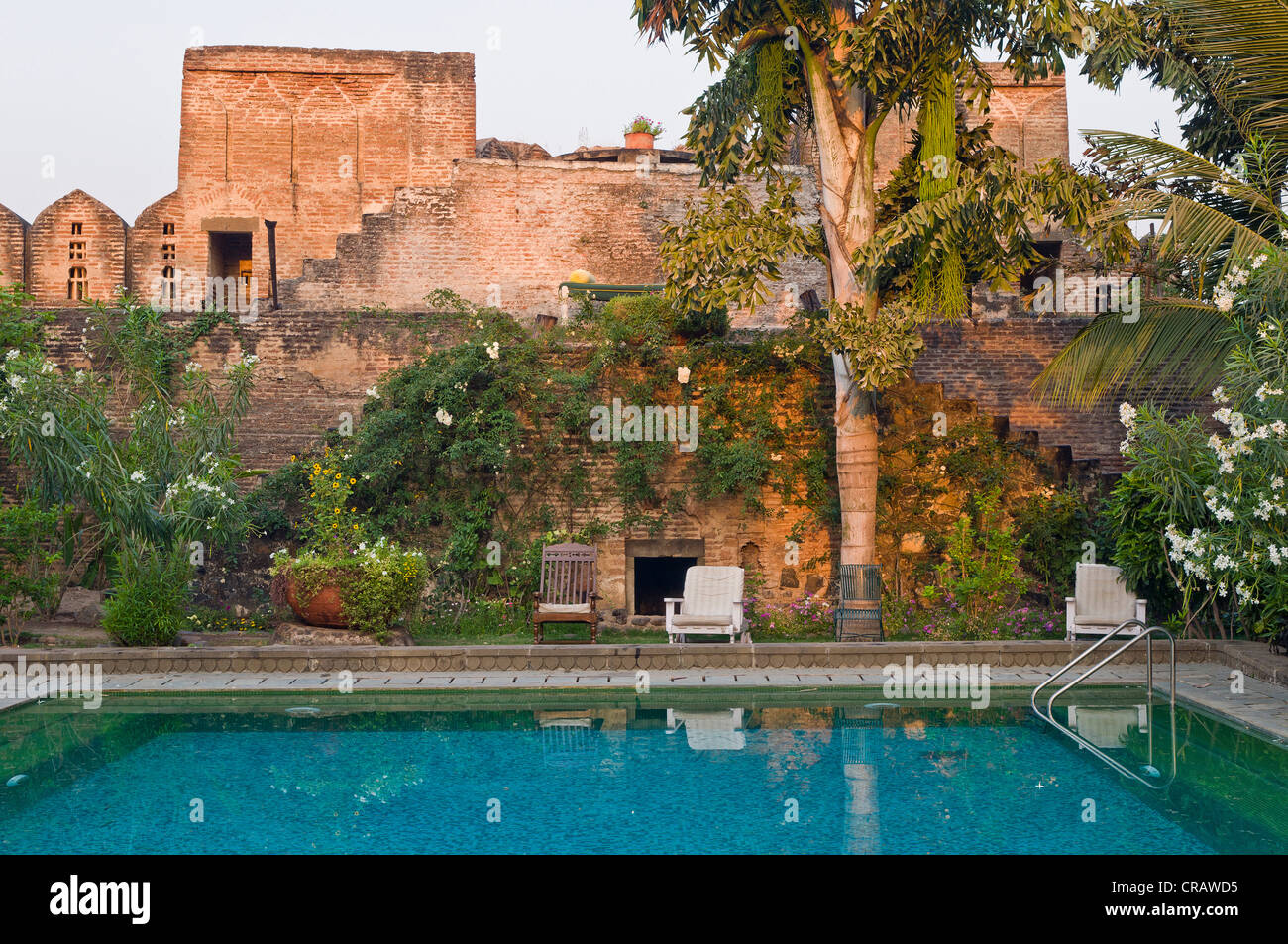 Piscina, mura difensive, Heritage Hotel Ahilya Fort, Maheshwar, Madhya Pradesh, India, Asia Foto Stock