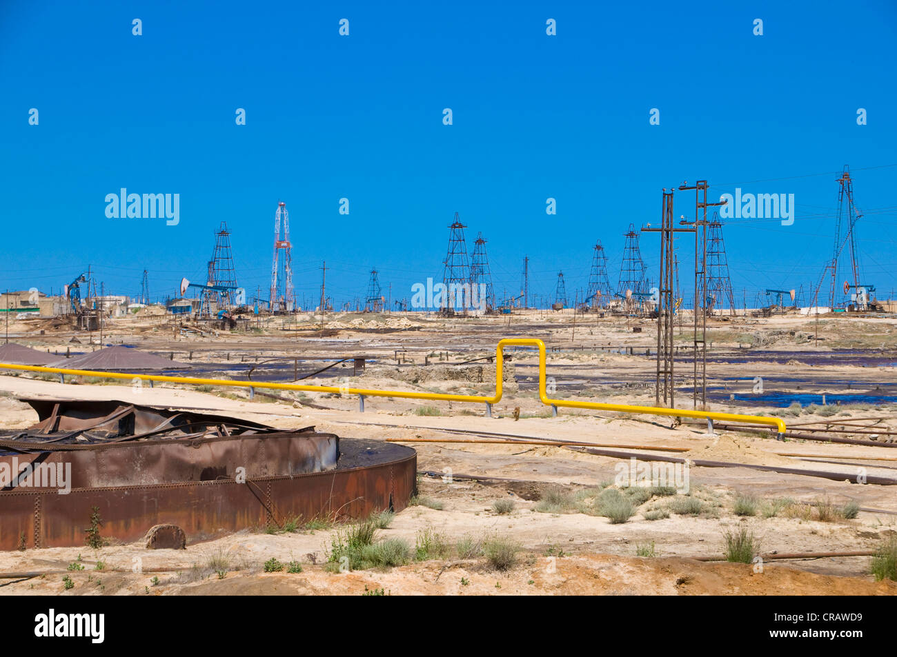 Campo petrolifero, industria petrolifera sulla penisola di Abseron, Azerbaigian, la regione del Caucaso meridionale, l'Eurasia Foto Stock