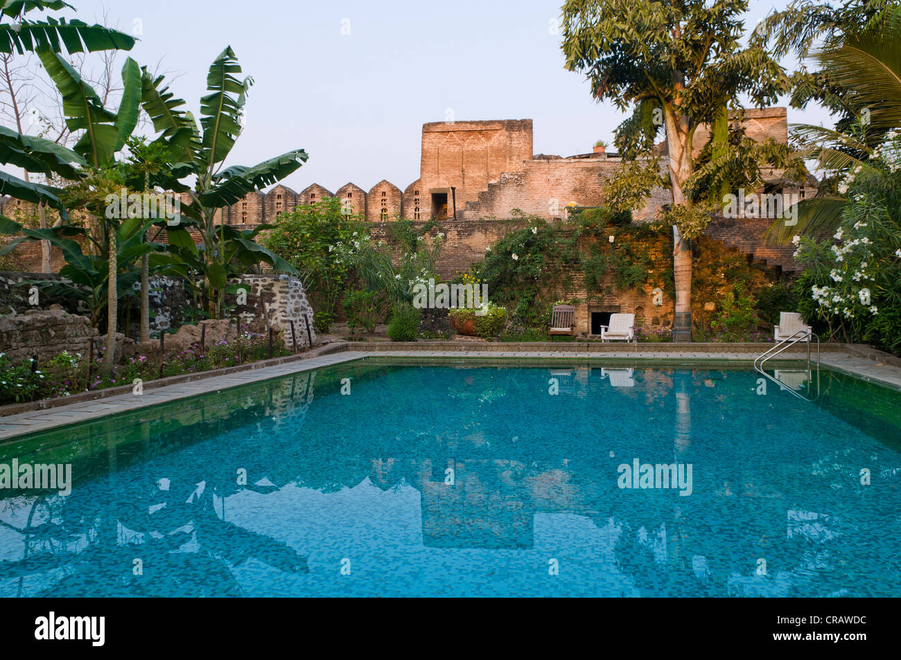 Piscina, mura difensive, Heritage Hotel Ahilya Fort, Maheshwar, Madhya Pradesh, India, Asia Foto Stock
