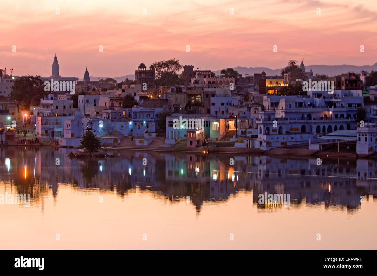 Il quartiere storico della città di Pushkar sul sacro Lago di Pushkar, Rajasthan, India, Asia Foto Stock