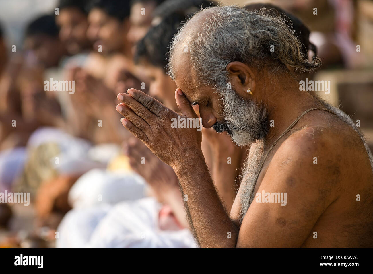 Uomo indù in preghiera mattutina puja, Gange, Varanasi, Uttar Pradesh, India, Asia Foto Stock