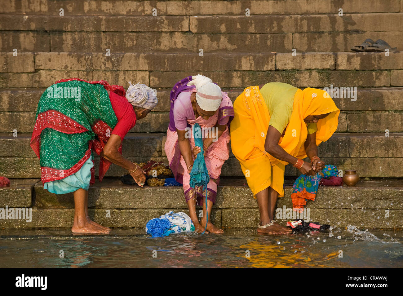 Le donne a lavare i panni sul Ghats o Scala Santa, Gange, Varanasi, Uttar Pradesh, India, Asia Foto Stock