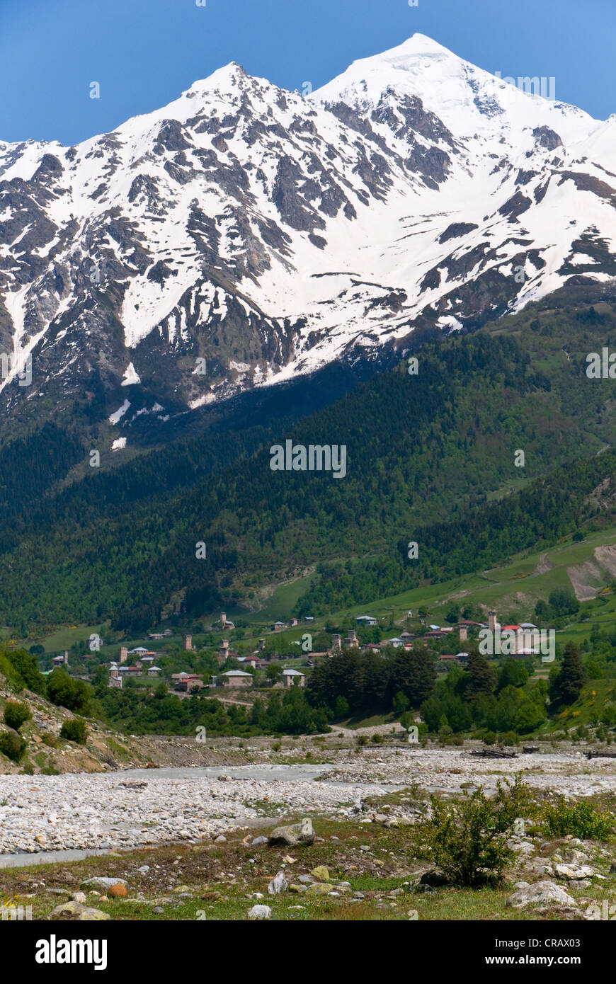 Il paesaggio alpino con le montagne e valli verdi, provincia di Svaneti, Georgia, Medio Oriente Foto Stock