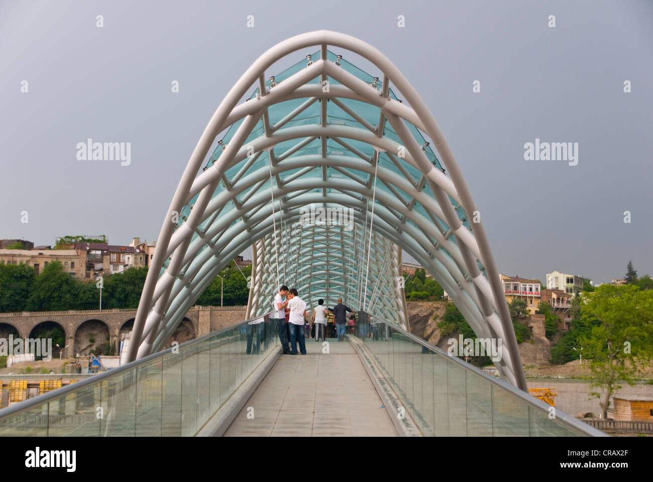 Nuovo ponte sul fiume Mtkvari, Kura River, Tbilisi, Georgia, Medio Oriente Foto Stock
