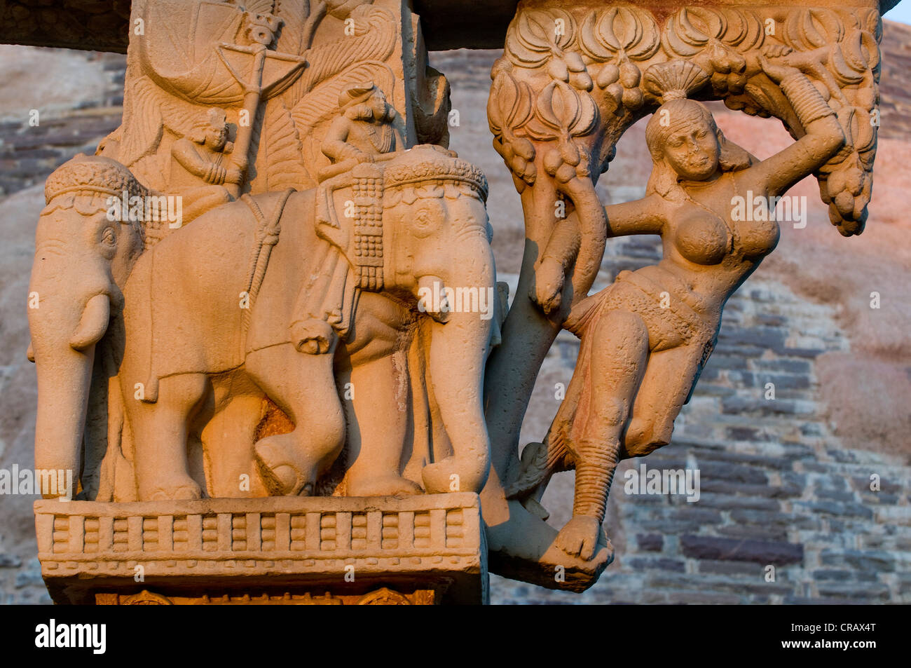 La figura di elefante, figura femminile, decorazione, stupa di Sanchi, Sito Patrimonio Mondiale dell'UNESCO, Madhya Pradesh, India, Asia Foto Stock