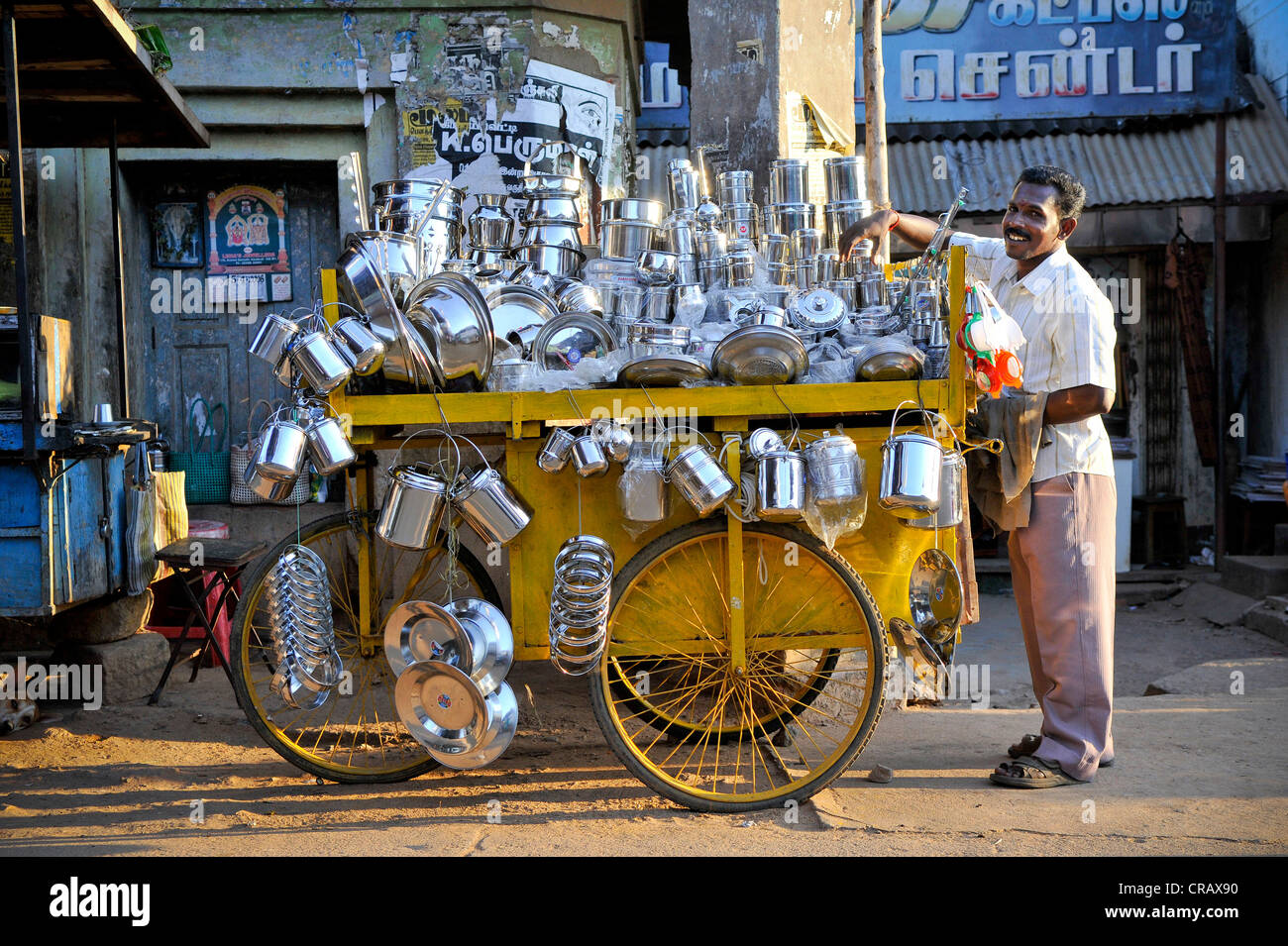 Il concessionario con carrello pieno di articoli di uso domestico Karaikudi, Chettinad, Tamil Nadu, India, Asia Foto Stock