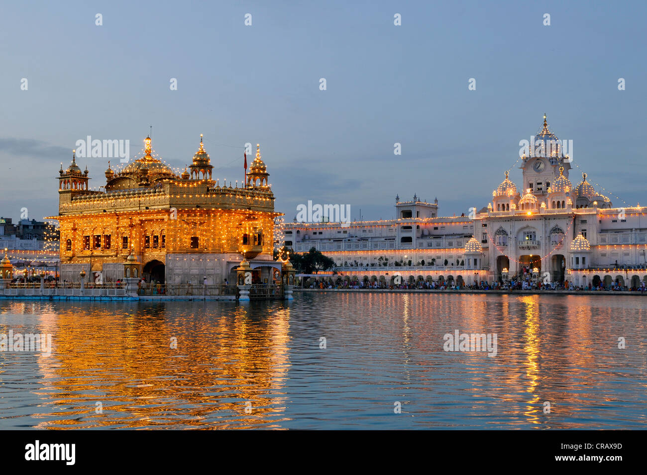 Illuminata e decorata Harmandir Sahib o Tempio d'oro durante il festival Besaki, Anno nuovo per i sikh, Amritsar Punjab Foto Stock