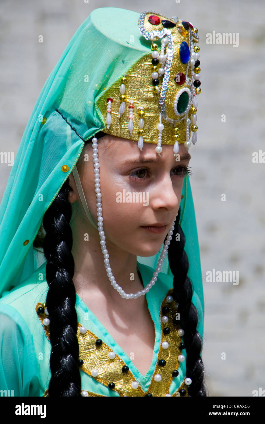 Ragazza che indossa un costume tradizionale, Sighnaghi, provincia di Kakheti, Georgia, regione del Caucaso meridionale, Medio Oriente Foto Stock