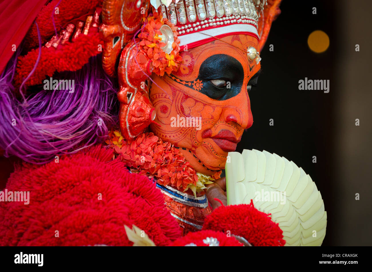 Attore indossando variopinti make-up, Theyyam cerimonia, vicino a Kasargod, Kerala, India meridionale, India, Asia Foto Stock