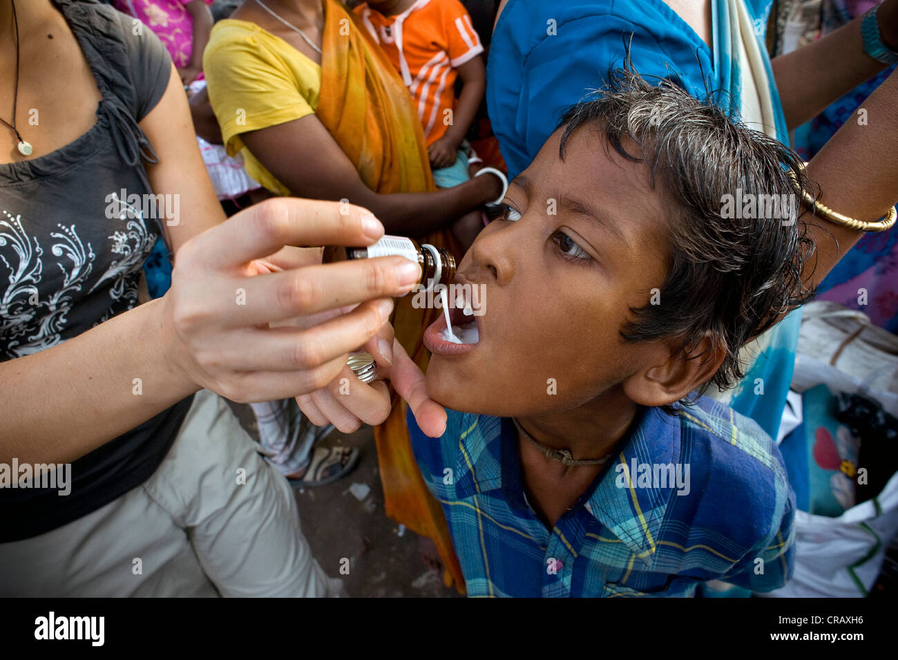 Ragazzo per ottenere una vaccinazione orale, la campagna di vaccinazione per i bambini dal tedesco medici per i Paesi in via di sviluppo a Calcutta, Foto Stock