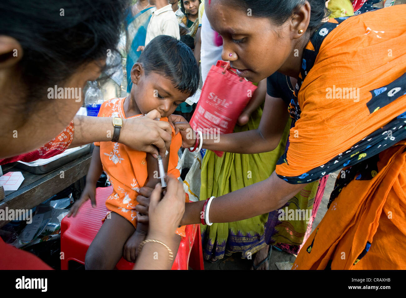 Il ragazzo viene vaccinato, campagna di vaccinazione per i bambini dal tedesco medici per i Paesi in via di sviluppo a Calcutta, , India, Asia Foto Stock