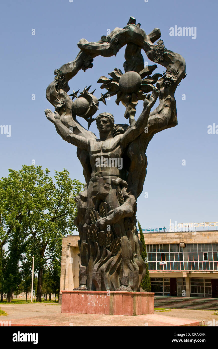 Statua eroica di un uomo dell'era sovietica, Kutaisi, Georgia, Medio Oriente Foto Stock