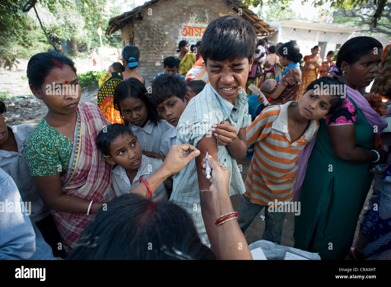 Il ragazzo viene vaccinato, campagna di vaccinazione per i bambini dal tedesco medici per i Paesi in via di sviluppo a Calcutta, , India, Asia Foto Stock