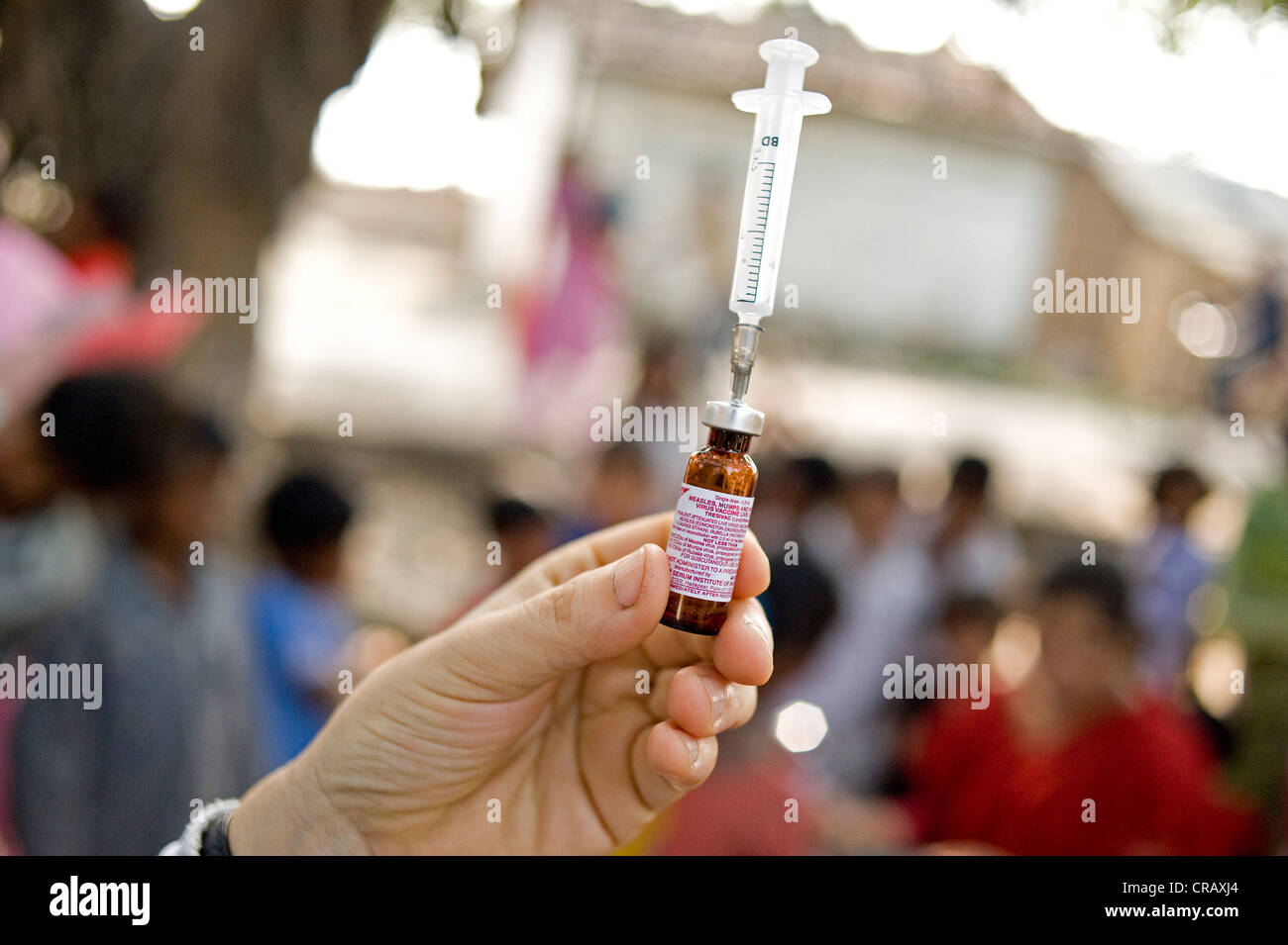 Dipendente del tedesco di medici per i Paesi in via di sviluppo la preparazione di una siringa in una campagna di vaccinazione a Calcutta, , India Foto Stock