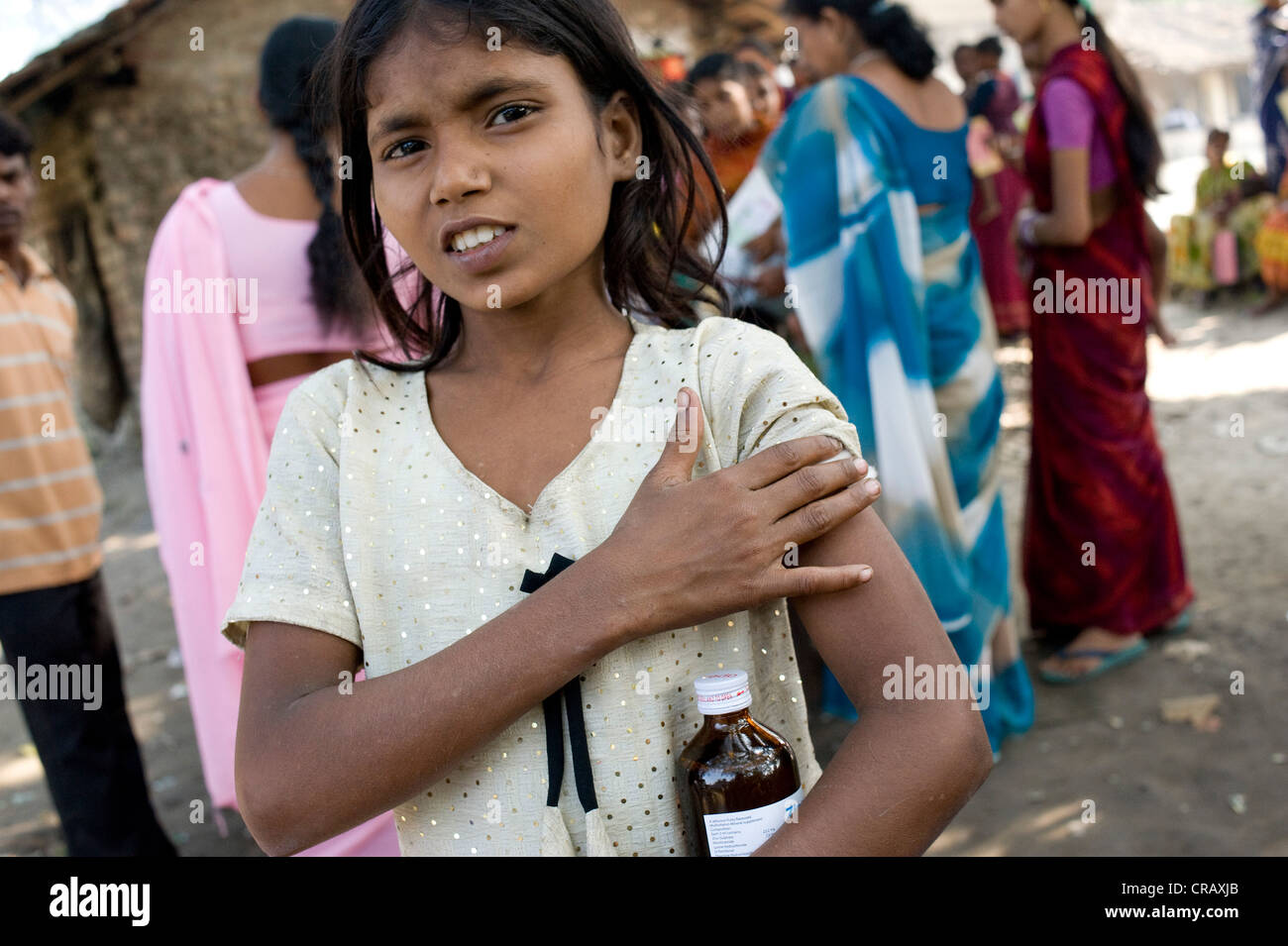 Ragazza in una campagna di vaccinazione per i bambini dal tedesco medici per i Paesi in via di sviluppo a Calcutta, , India, Asia Foto Stock