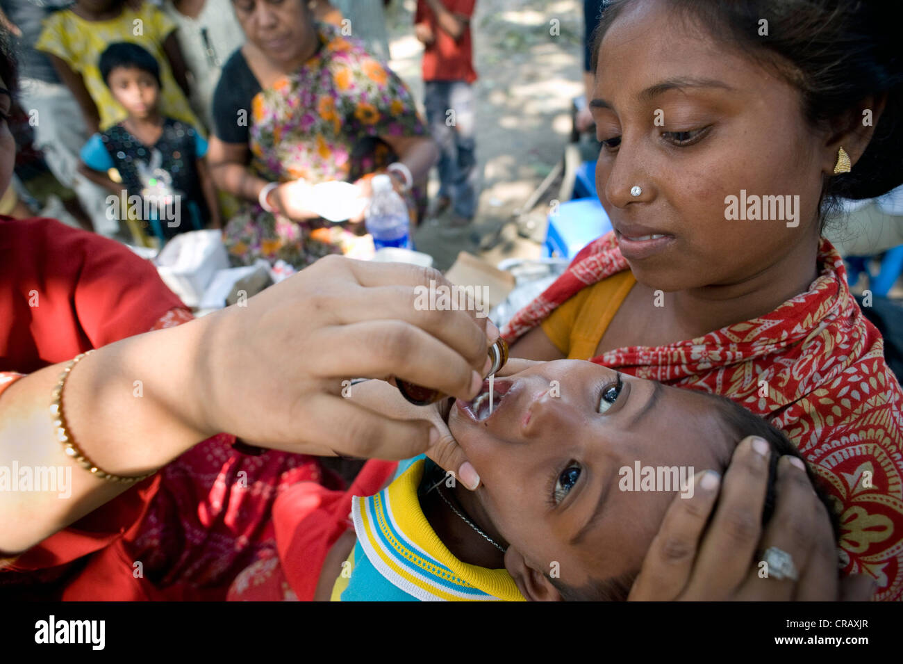 Donna con bambino piccolo, campagna di vaccinazione per i bambini dal tedesco medici per i Paesi in via di sviluppo a Calcutta, , India Foto Stock