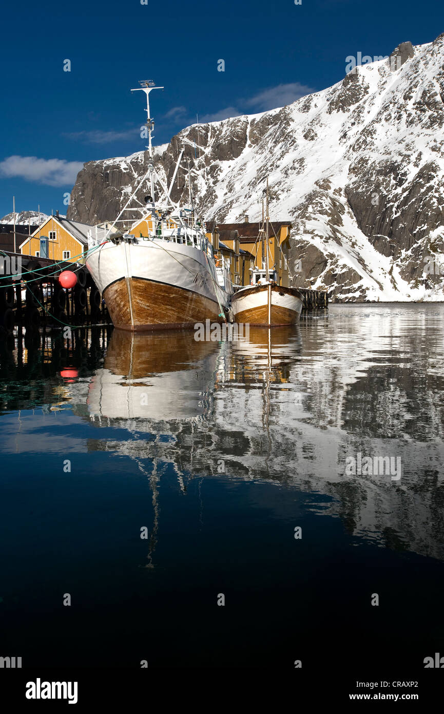 Barche da pesca in Nusfjord, Isola di Flakstadøya, Isole Lofoten in Norvegia del Nord, Norvegia, Europa Foto Stock