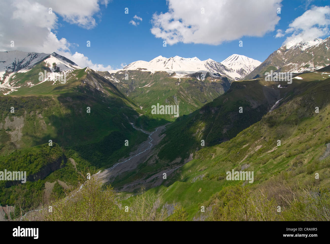 Montagne del Caucaso lungo la strada militare a Kazbegi, Georgia, nel Caucaso, in Medio Oriente Foto Stock