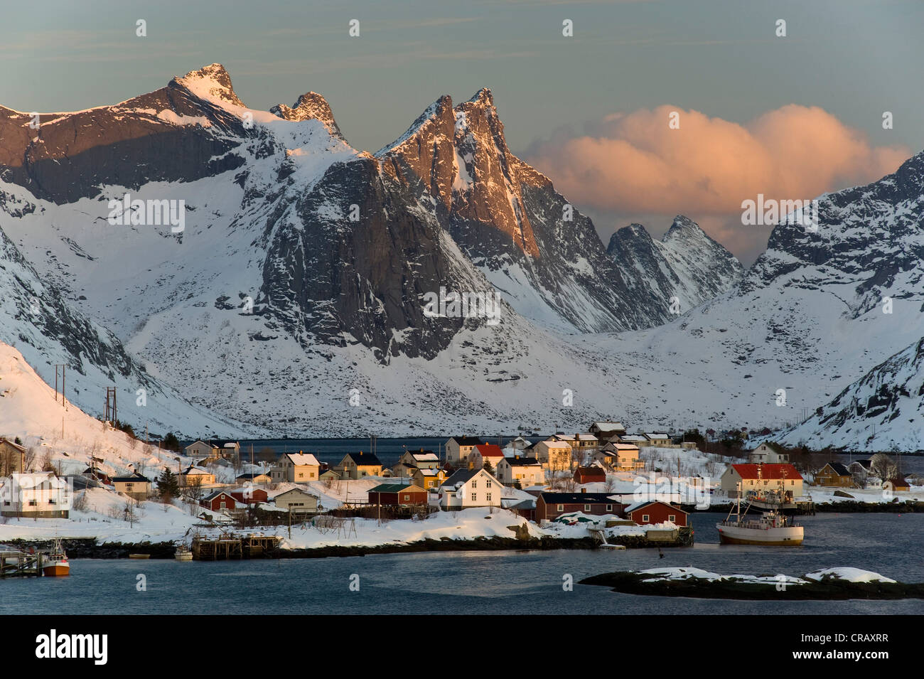 Reine, Isola di Moskenesøya, Isole Lofoten in Norvegia del Nord, Norvegia, Europa Foto Stock