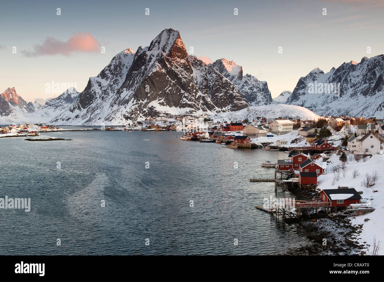 Rorbuer, tradizionali cabine di legno, la Reine, Isola di Moskenesøya, Isole Lofoten in Norvegia del Nord, Norvegia, Europa Foto Stock
