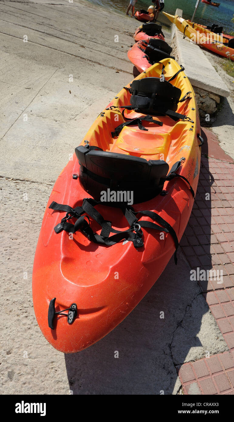 Kayak a noleggio in spagnolo holiday resort di Cala Santa Galdana Minorca isole Baleari Spagna Foto Stock