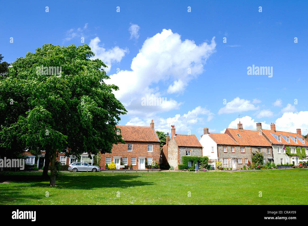 Tradizionale in mattoni e pietra focaia case e villette in Burnham Market, North Norfolk, Inghilterra. Foto Stock