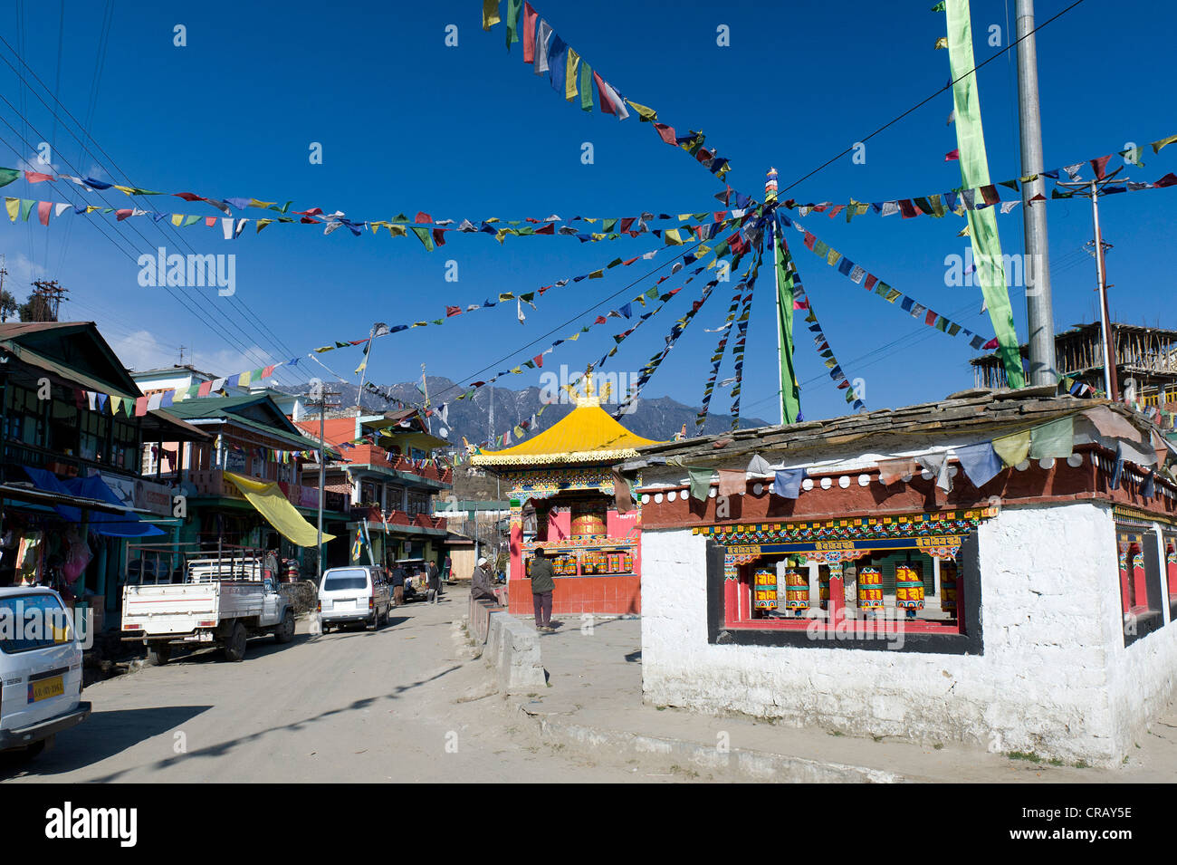 Ruote della preghiera nel centro di Tawang, Arunachal Pradesh, India, Himalaya, Asia Foto Stock