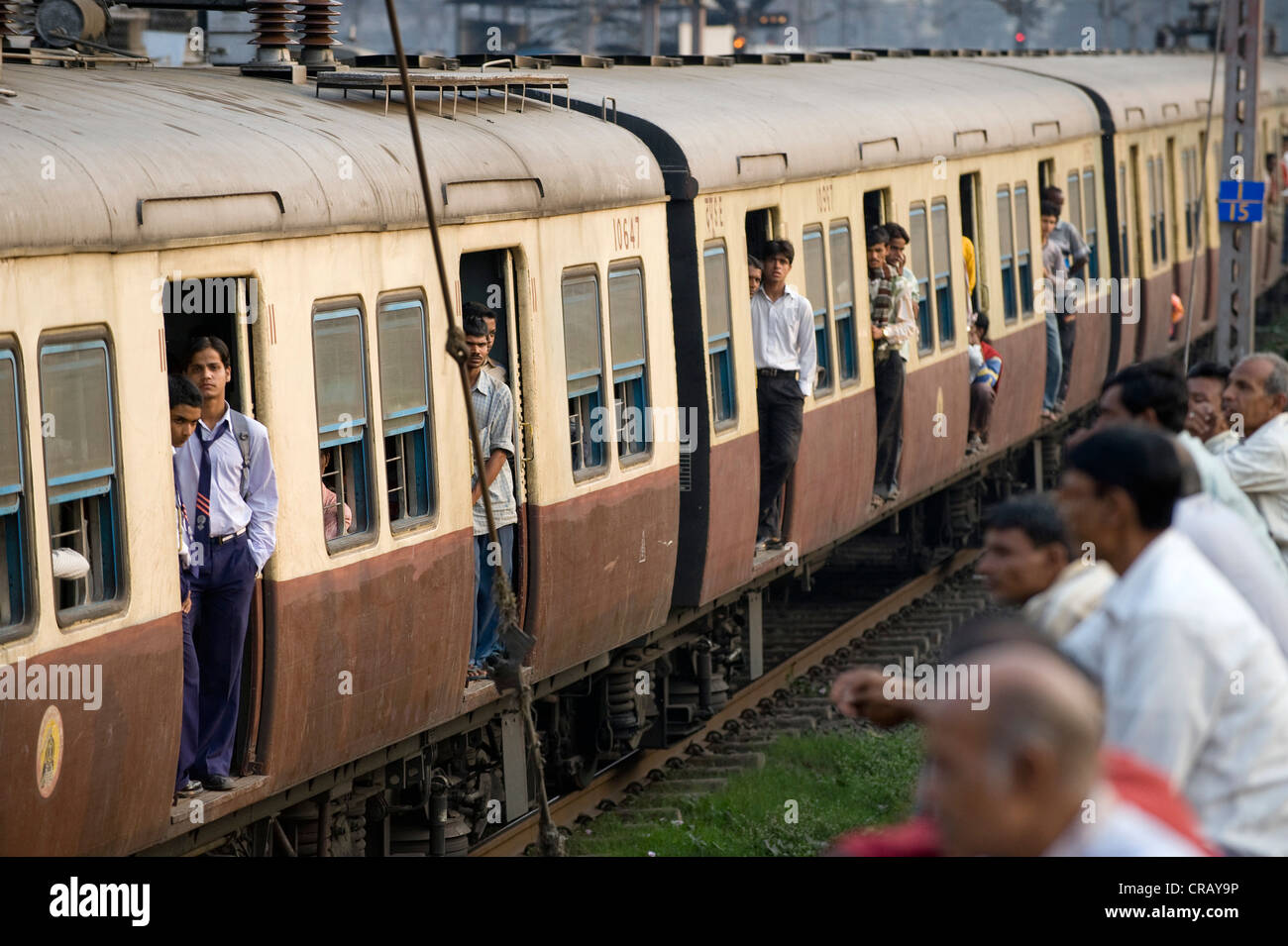 Il treno suburbano, Shibpur distretto, quella di Howrah, Calcutta, West Bengal, India, Asia Foto Stock