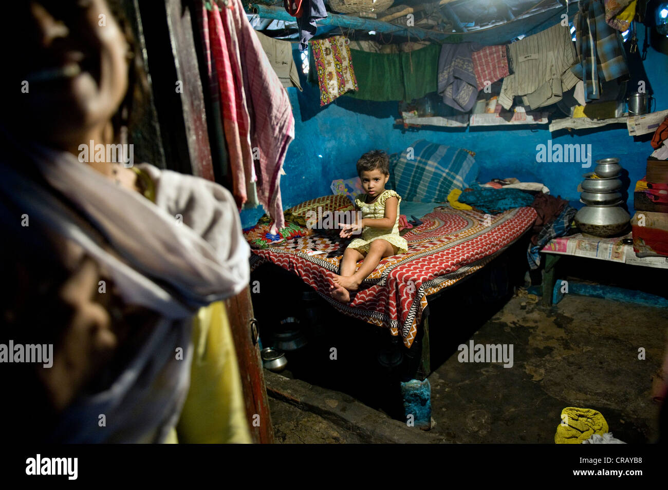 La madre e il bambino che vive in una capanna in una baraccopoli, Shibpur distretto, quella di Howrah, Calcutta, West Bengal, India, Asia Foto Stock