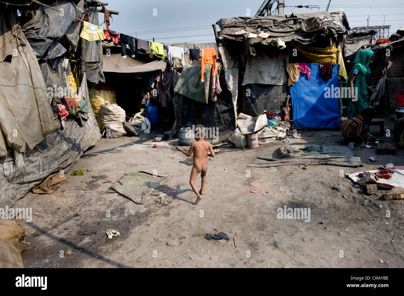 Bambino che vive in una baraccopoli, Shibpur distretto, quella di Howrah, Calcutta, West Bengal, India, Asia Foto Stock