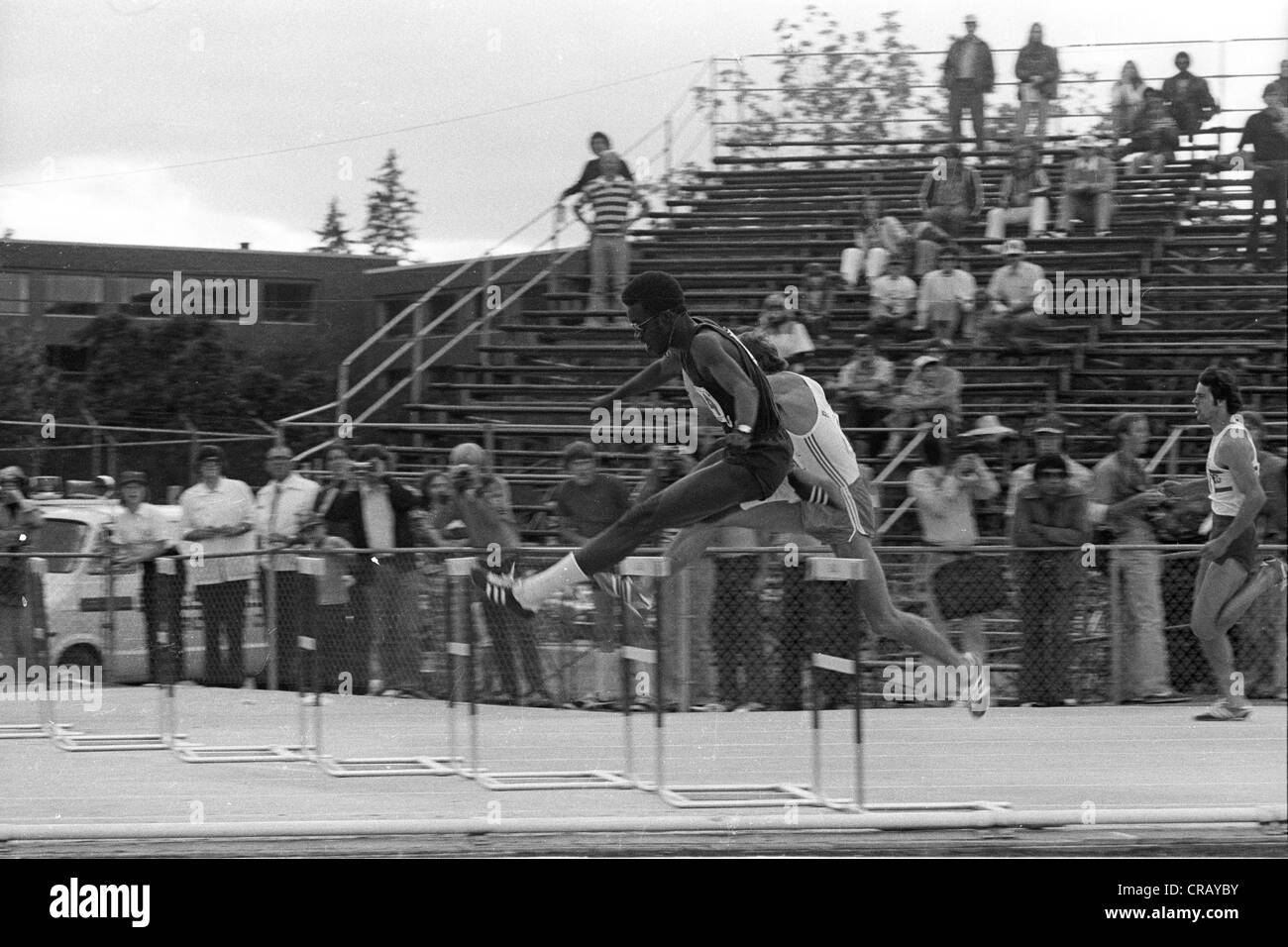 Edwin Mosè competere nei 400 metri ostacoli al 1976 Noi pista olimpica e sperimentazioni in campo. Foto Stock