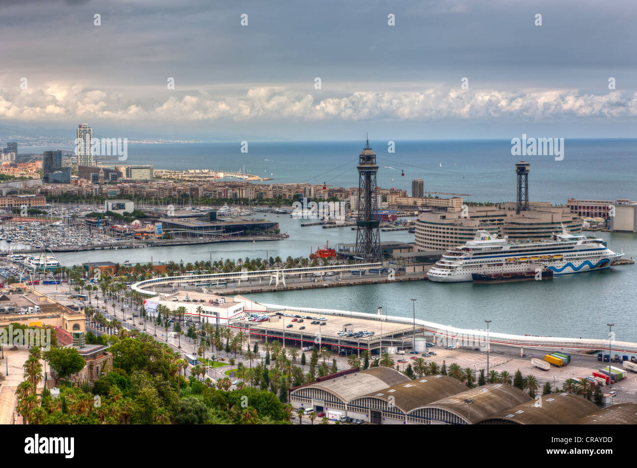 Viste sulla città di Barcellona e il World Trade Centre, torre di Torre Jaume I, AIDA nave da crociera, la Catalogna, Spagna, Europa Foto Stock
