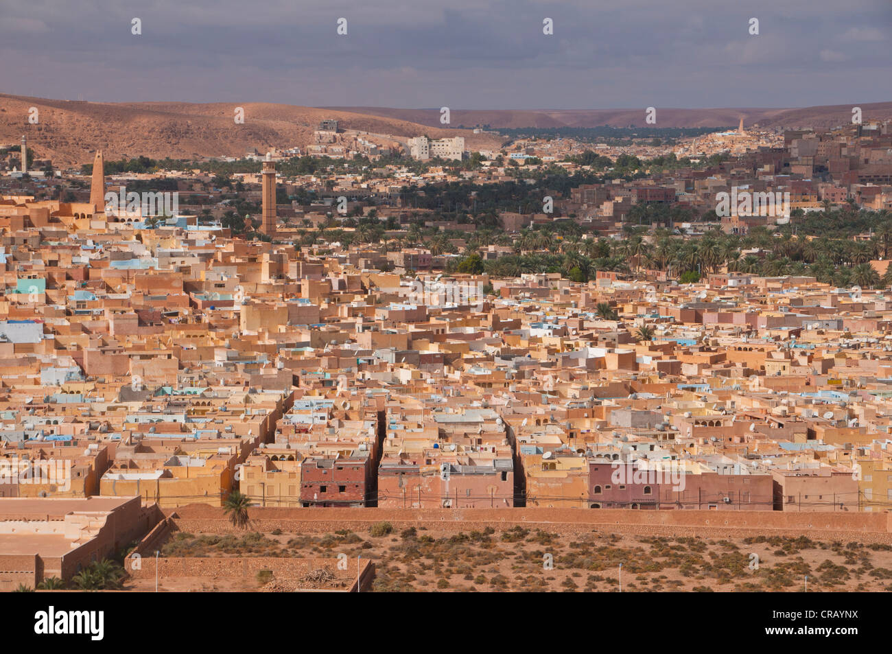 Vista sopra i villaggi di UNESCO World Heritage Site M'zab, Algeria, Africa Foto Stock