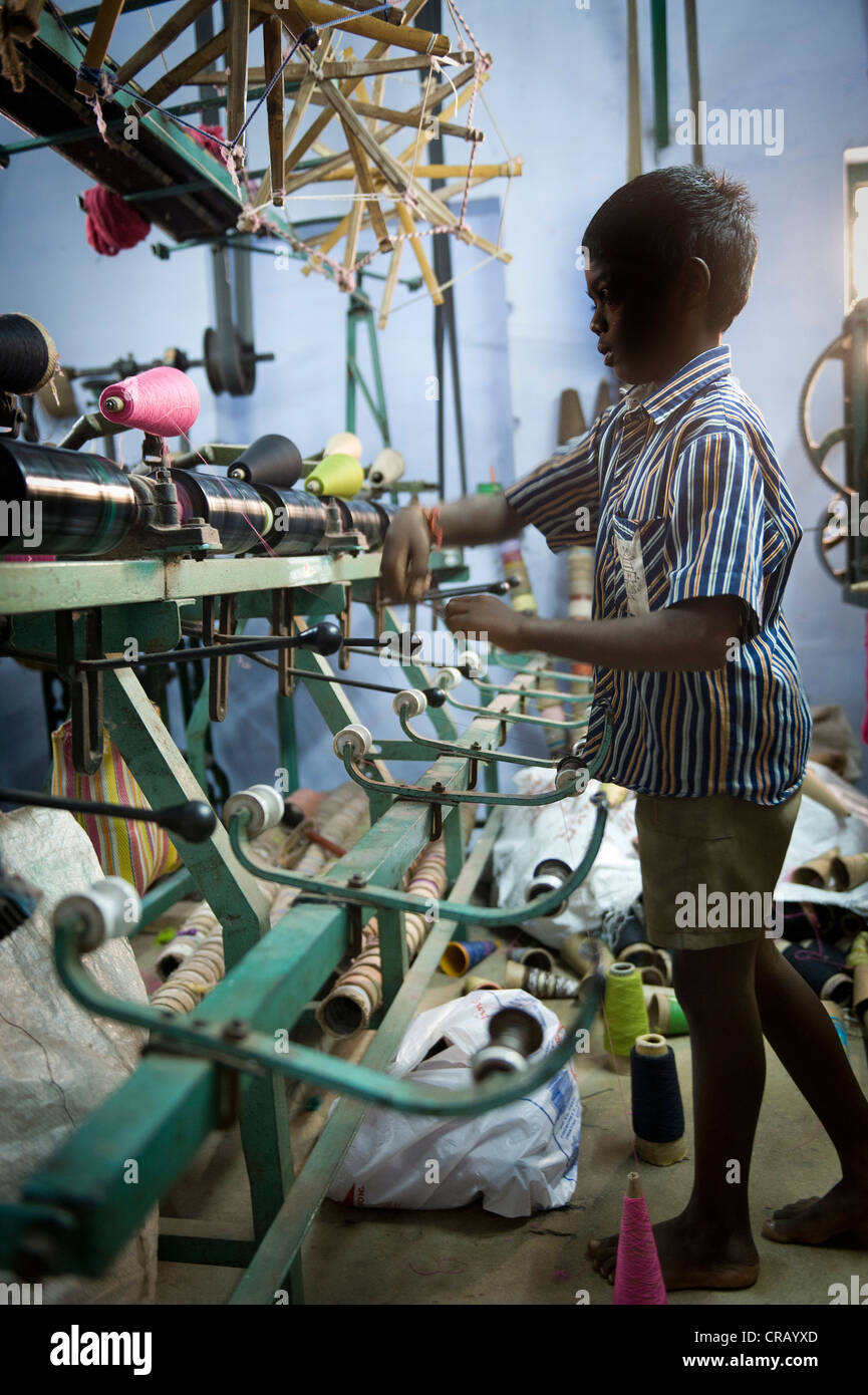 11-anno-vecchio figlio operaio in una zanzariera fabbrica, Karur, Tamil Nadu, India, Asia Foto Stock