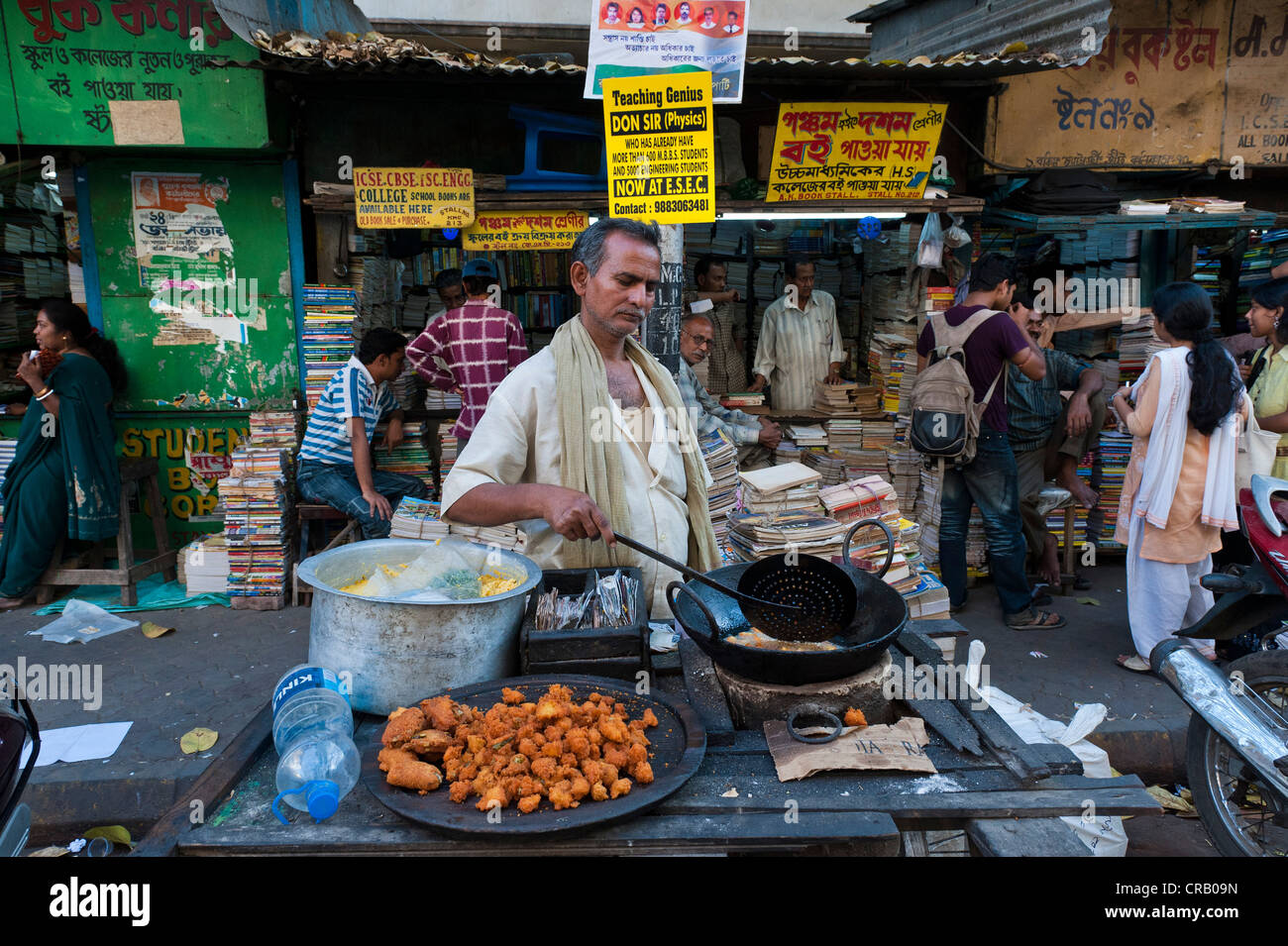 Venditori ambulanti e mercato del libro, College Street, Calcutta, Calcutta, West Bengal, India Foto Stock