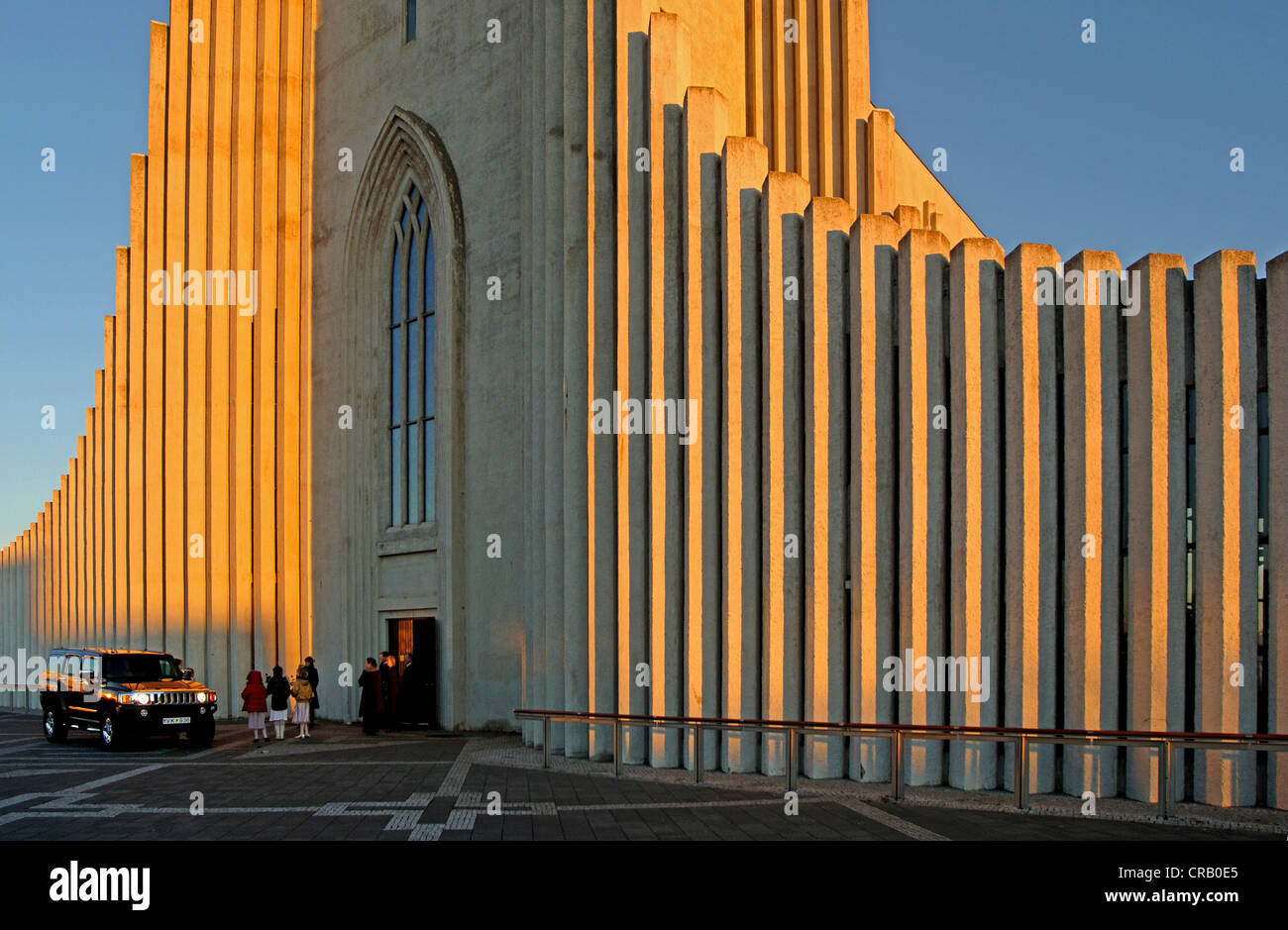 Festa di nozze di fronte la chiesa Hallgrimskirkja, Reykjavík, Islanda, Europa Foto Stock