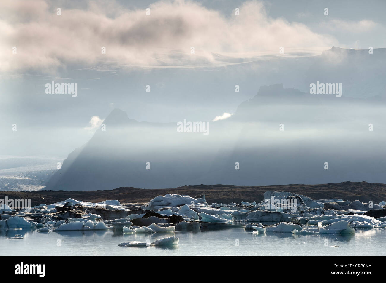 Iceberg galleggianti in Joekulsarlon laguna glaciale, a sud dell'Islanda, Europa Foto Stock