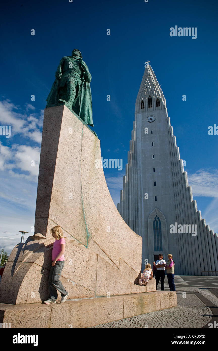 Monumento a Leif Eriksson, LeifurEiríksson, scopritore di America, di fronte la Chiesa Hallgrimskirkja, Reykjavik, Islanda Foto Stock