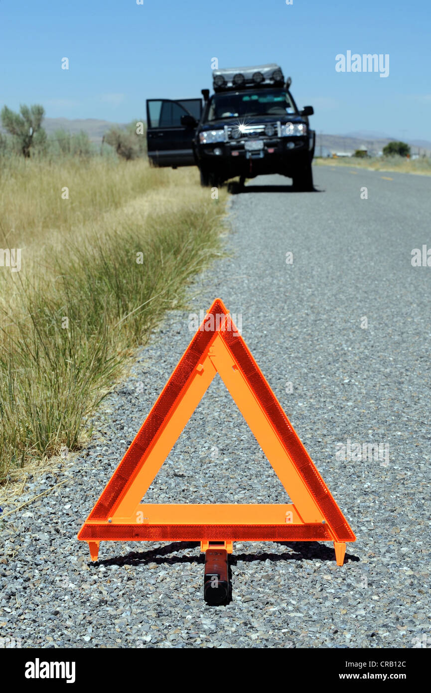 4x4 car ripartiti sulla strada, con orange triangolo segnaletico in primo piano, US Foto Stock