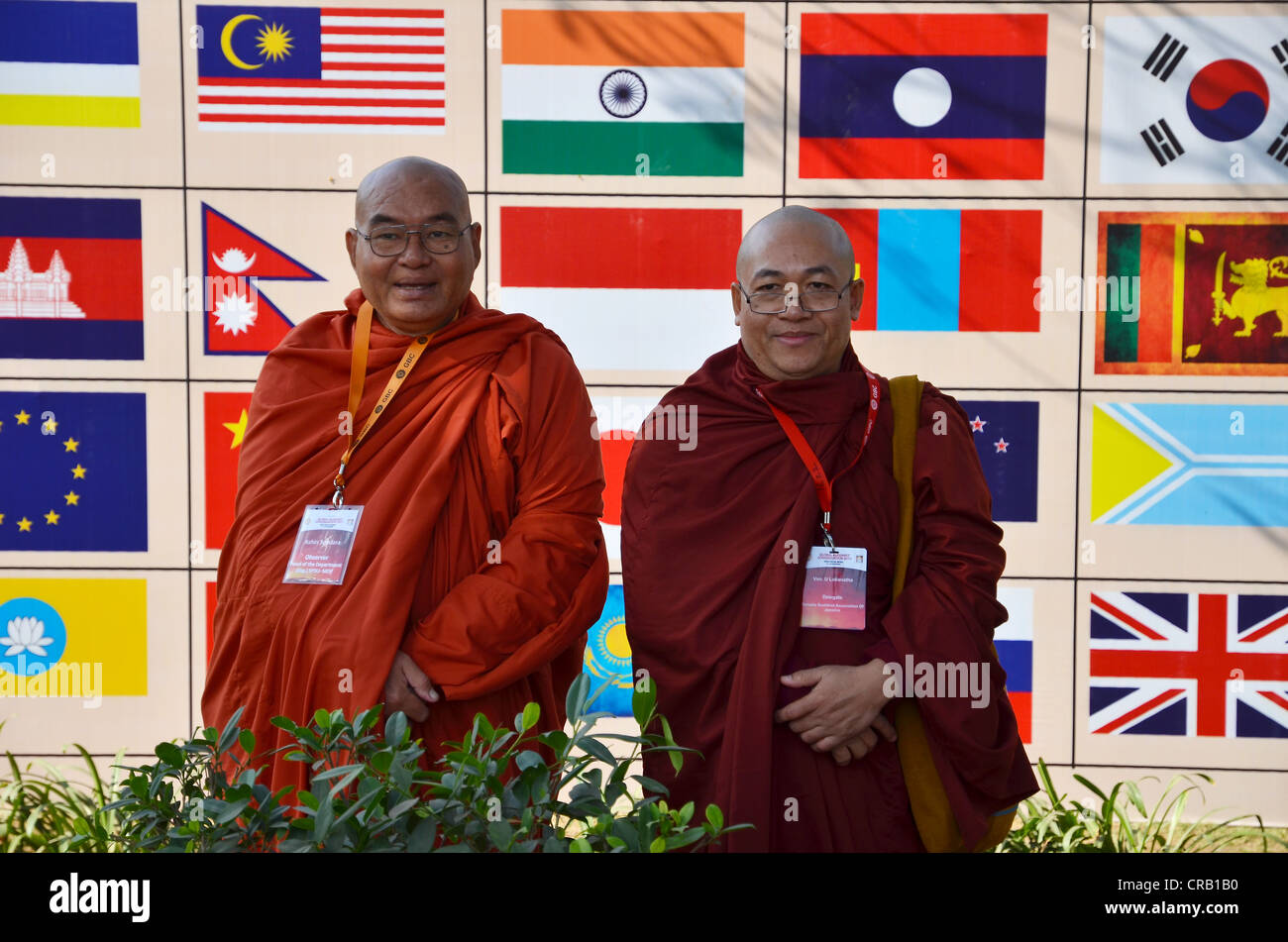 Due monaci con il rosso e arancione vesti, partecipanti al Global Congregazione buddista 2011, buddista dignitari da varie Foto Stock