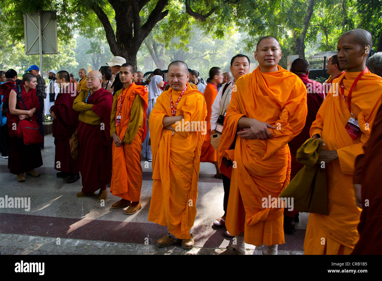 I monaci che indossa il rosso e arancione vesti e dignitari buddista del Laos, Birmania, Myanmar, Cambogia, Corea del Tibet da tutti i buddisti Foto Stock