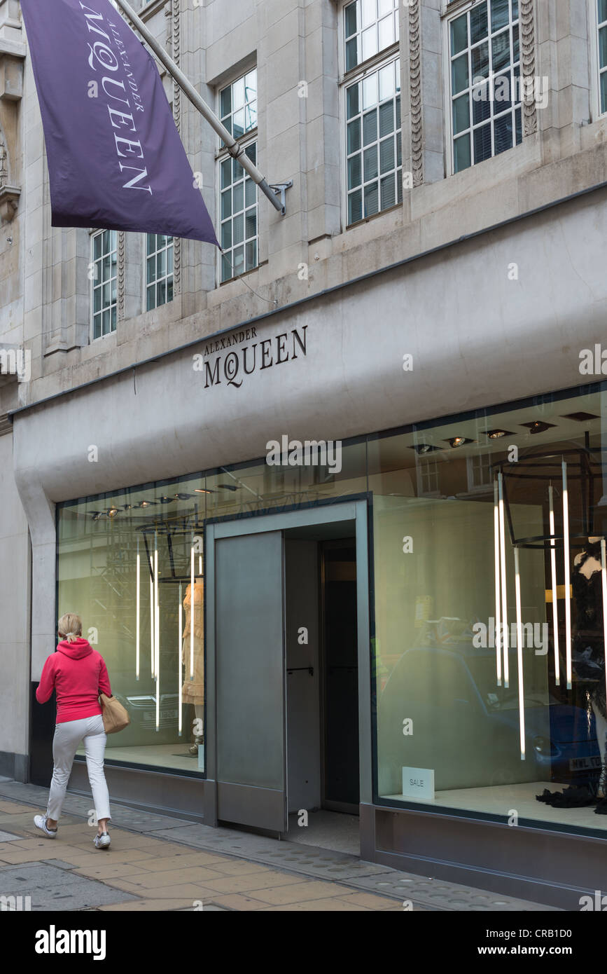 Alexander McQueen progettista abbigliamento store su Bond Street, Londra, Regno Unito. Foto Stock