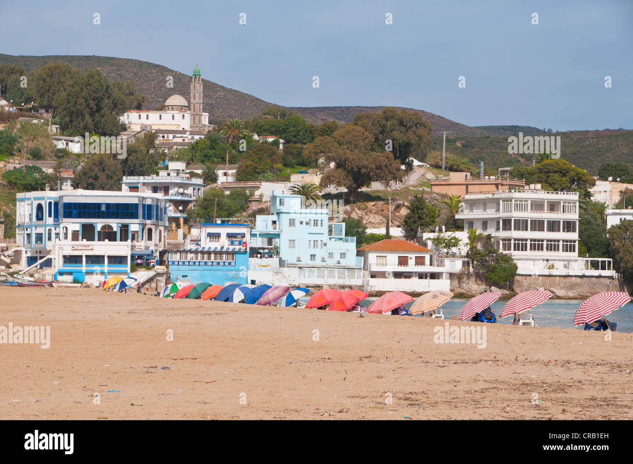 Ombrelloni sulla spiaggia in Annaba, Algeria, Africa Foto Stock