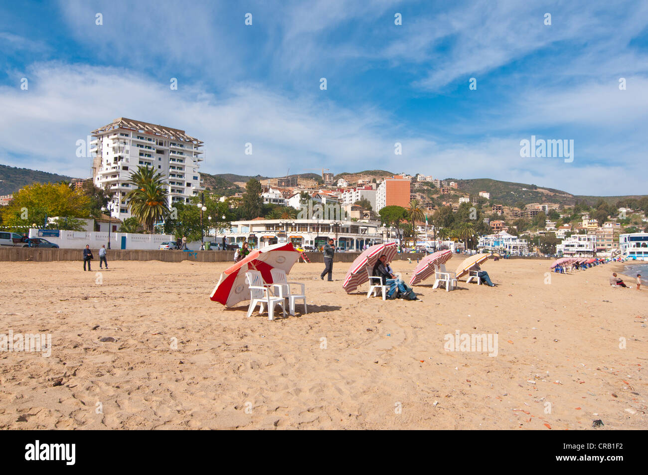 Ombrelloni sulla spiaggia in Annaba, Algeria, Africa Foto Stock