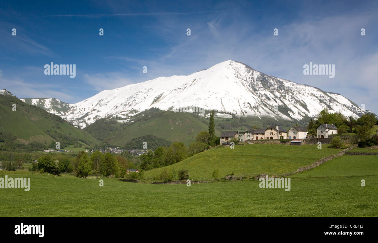 Piccolo villaggio francese di Bedous in una montagna glade sotto la montagna innevata, Pyrenees-Atlantiques, Francia. Foto Stock