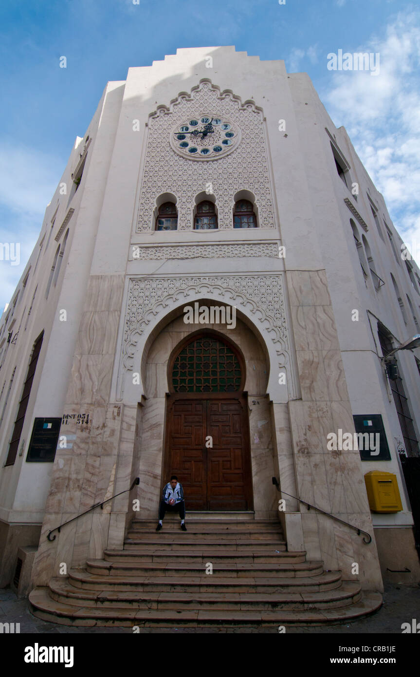 Edificio coloniale nel moderno centro di Algeri, Algeria, Africa Foto Stock